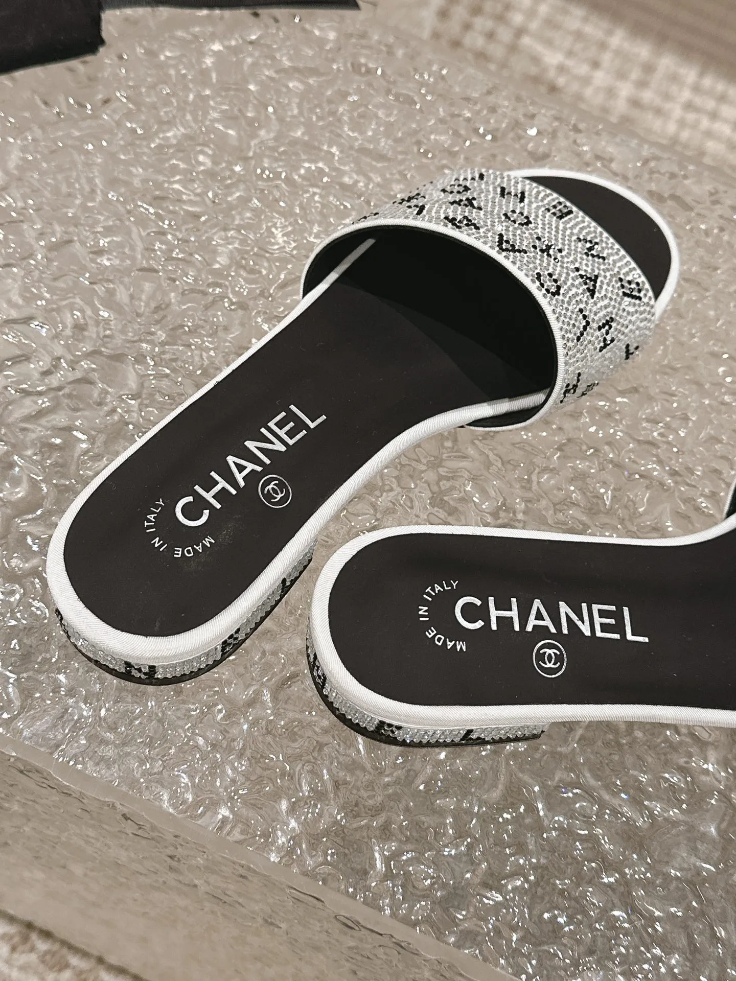 💕💕Factory direct selling price p440💕💕 Xiaoxiang Chanel rhinestone slippers with large black rhinestone letters, these really blingbling slippers are full of diamonds. They are both classic and artistic, and can be styled according to your daily style. The characteristic is that the hot diamonds are particularly shiny. They are made with heavy craftsmanship and are not easy to fall off. They have the sexy temperament of celebrities and are versatile. Color: black white 35-41